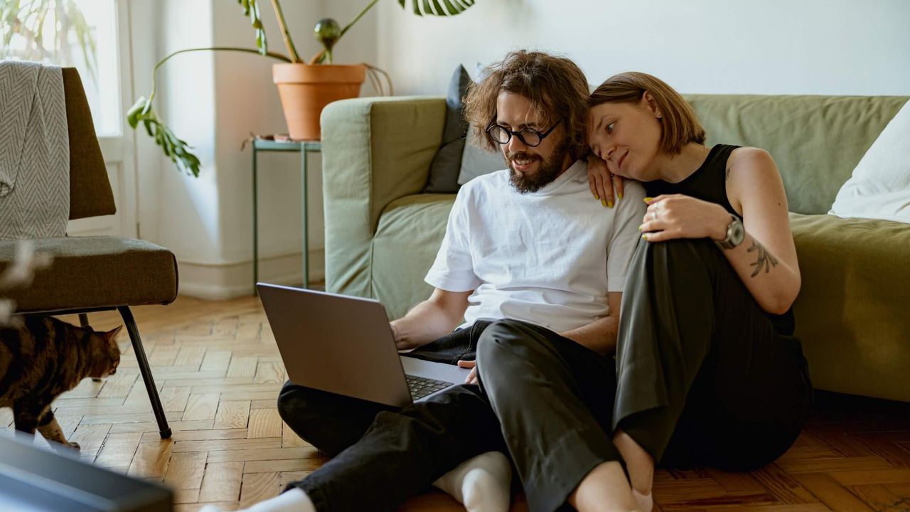 Junges Paar prüft Zusatzversicherungen am Laptop bei Compando.ch