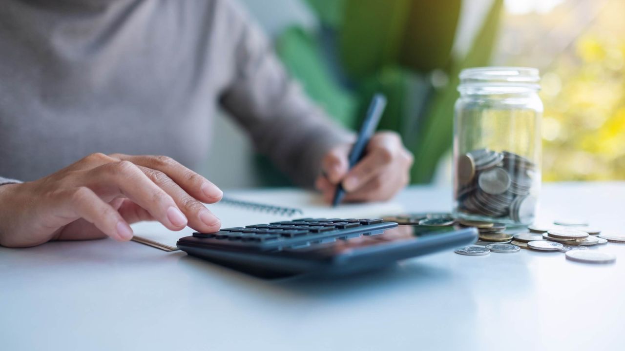 Budgetplanung, Geldsparen und Finanzen zu Hause
