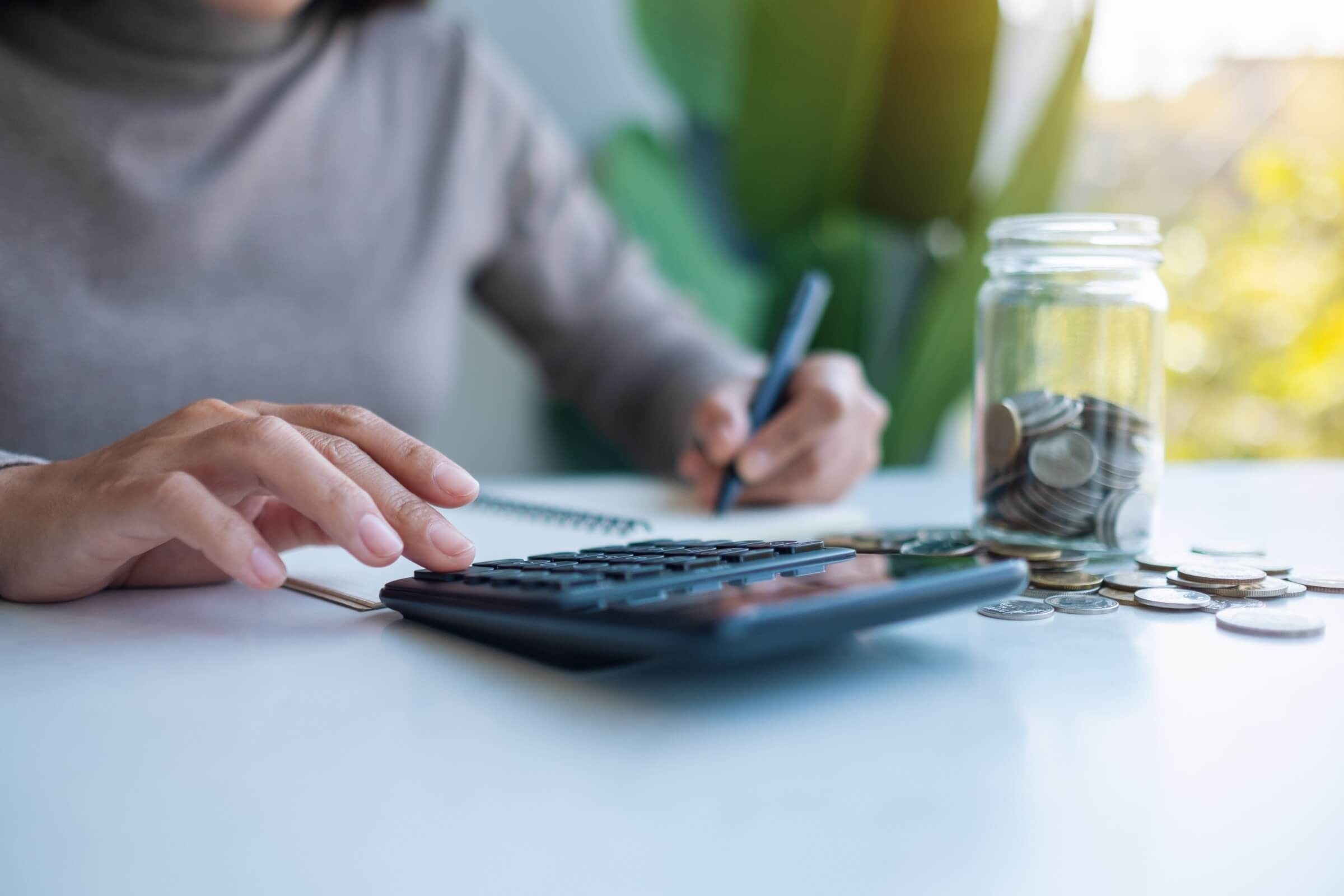 Budgetplanung, Geldsparen und Finanzen zu Hause