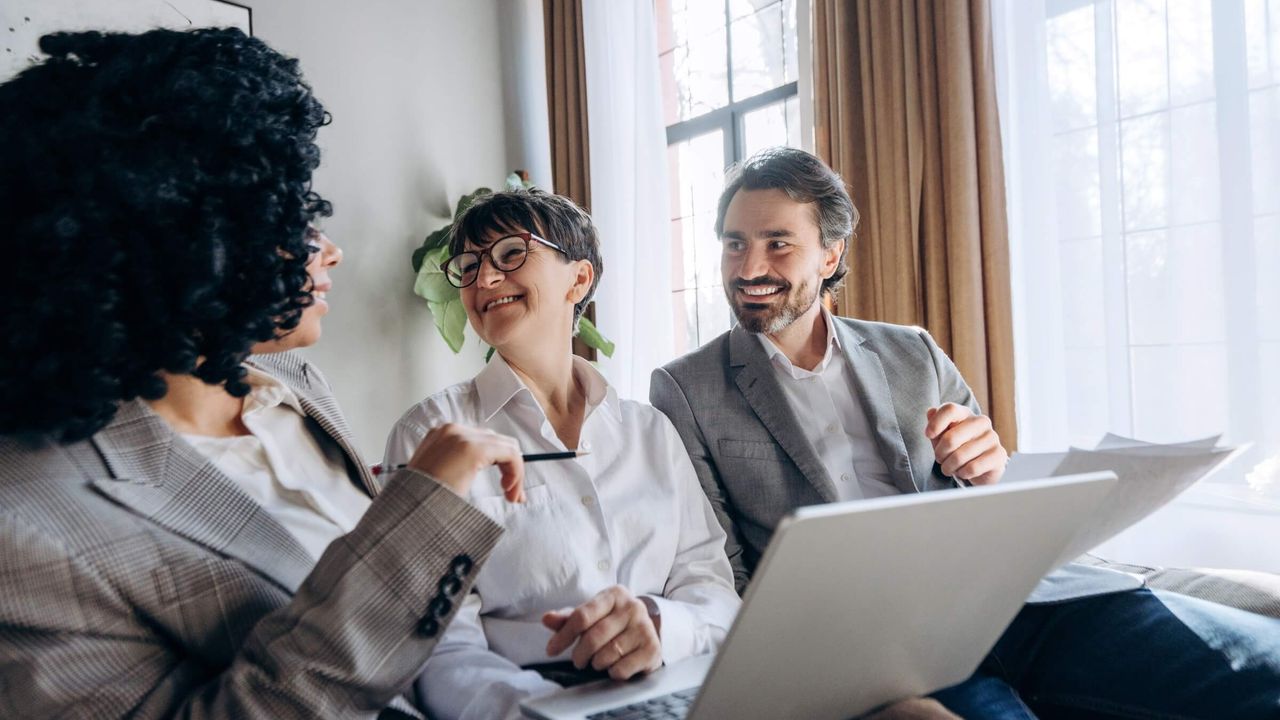 Business-Team bespricht eine Strategie mithilfe eines Laptops