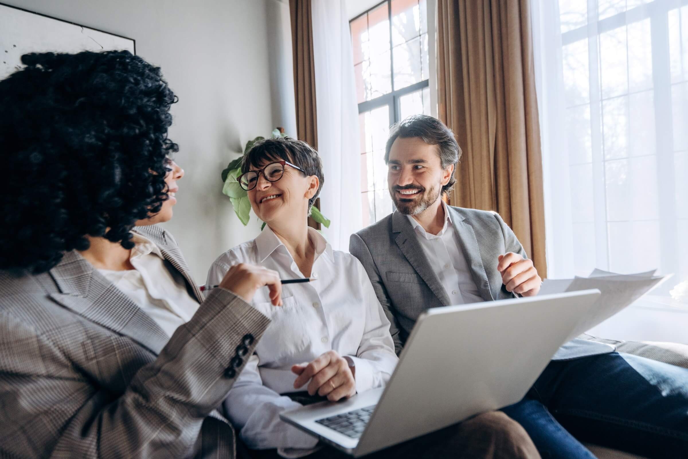Business-Team bespricht eine Strategie mithilfe eines Laptops