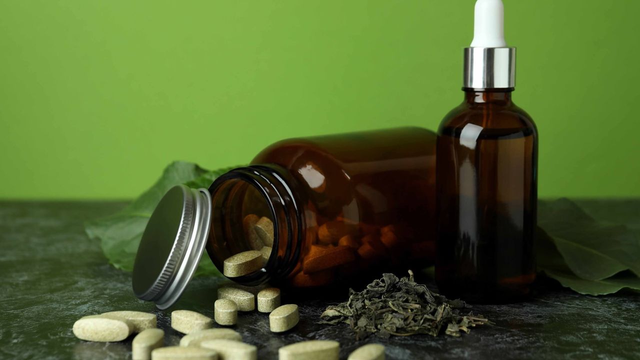 Konzept von Kräutermedizin und Tabletten auf dunklem, rauchigem Hintergrund