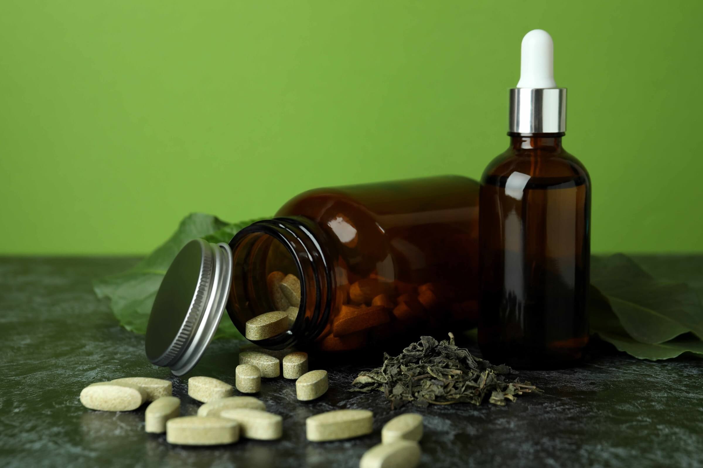 Konzept von Kräutermedizin und Tabletten auf dunklem, rauchigem Hintergrund
