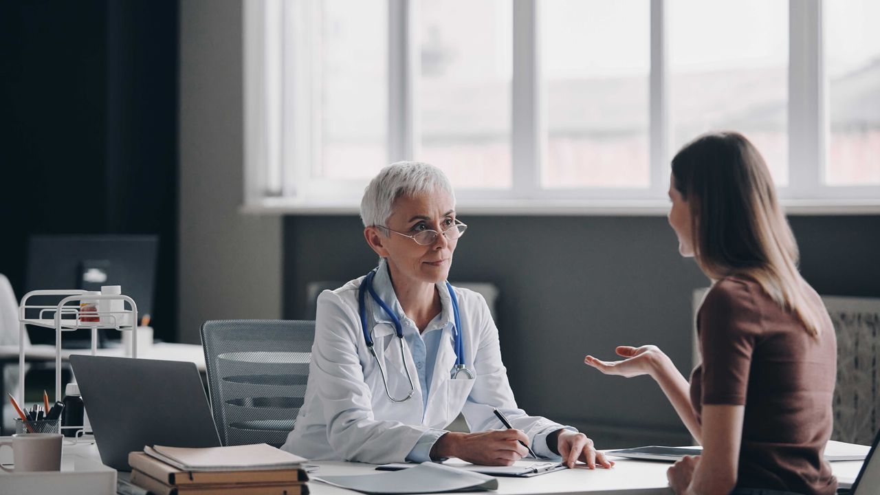 Selbstbewusste Ärztin hört der Patientin aufmerksam zu