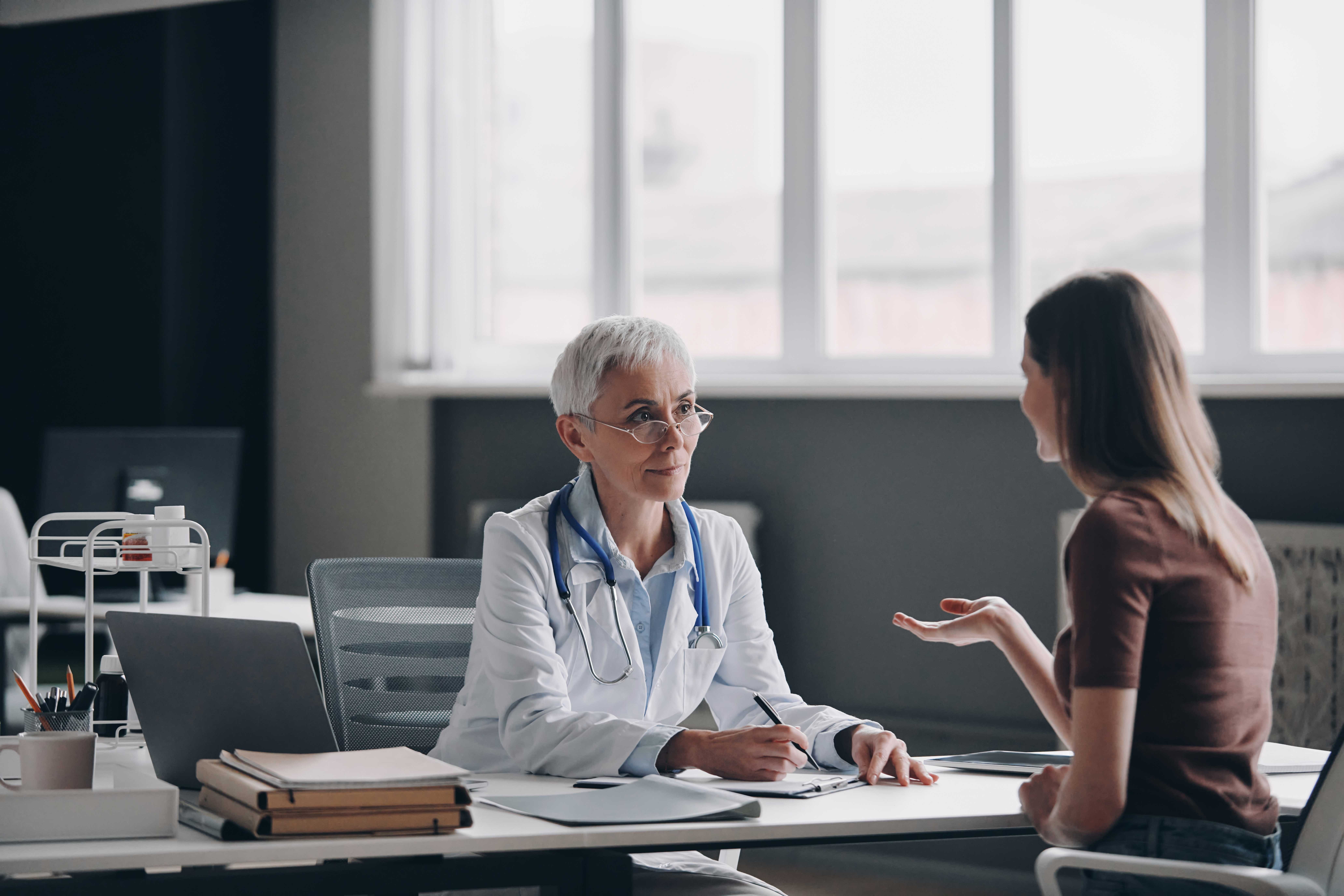 Selbstbewusste Ärztin hört der Patientin aufmerksam zu