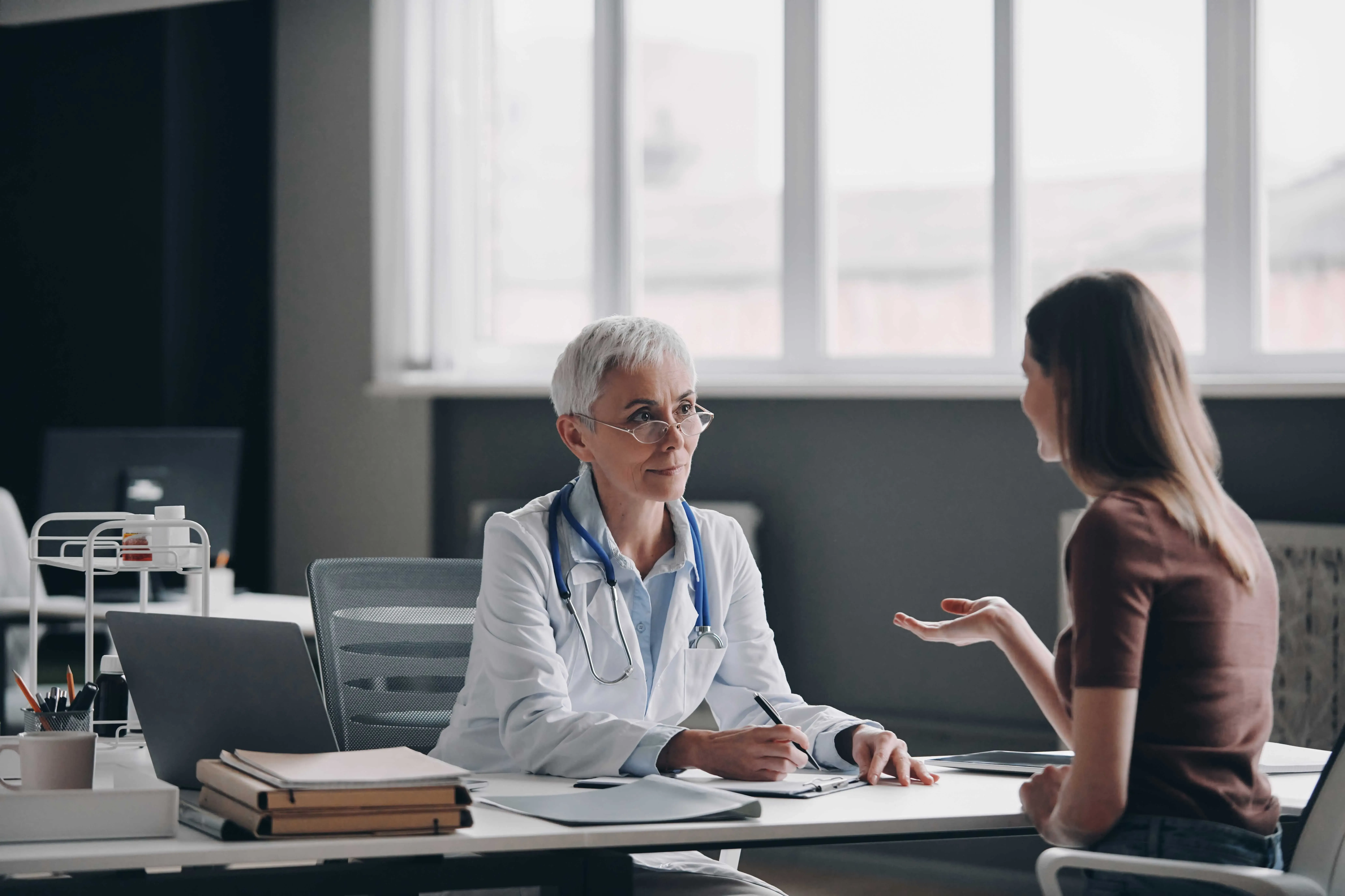 Selbstbewusste Ärztin hört der Patientin aufmerksam zu
