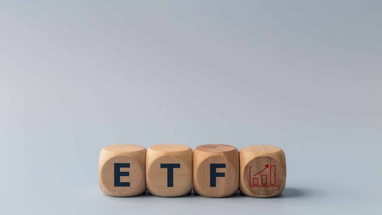 ETF-Investmentkonzept mit Holzblöcken und Diagramm