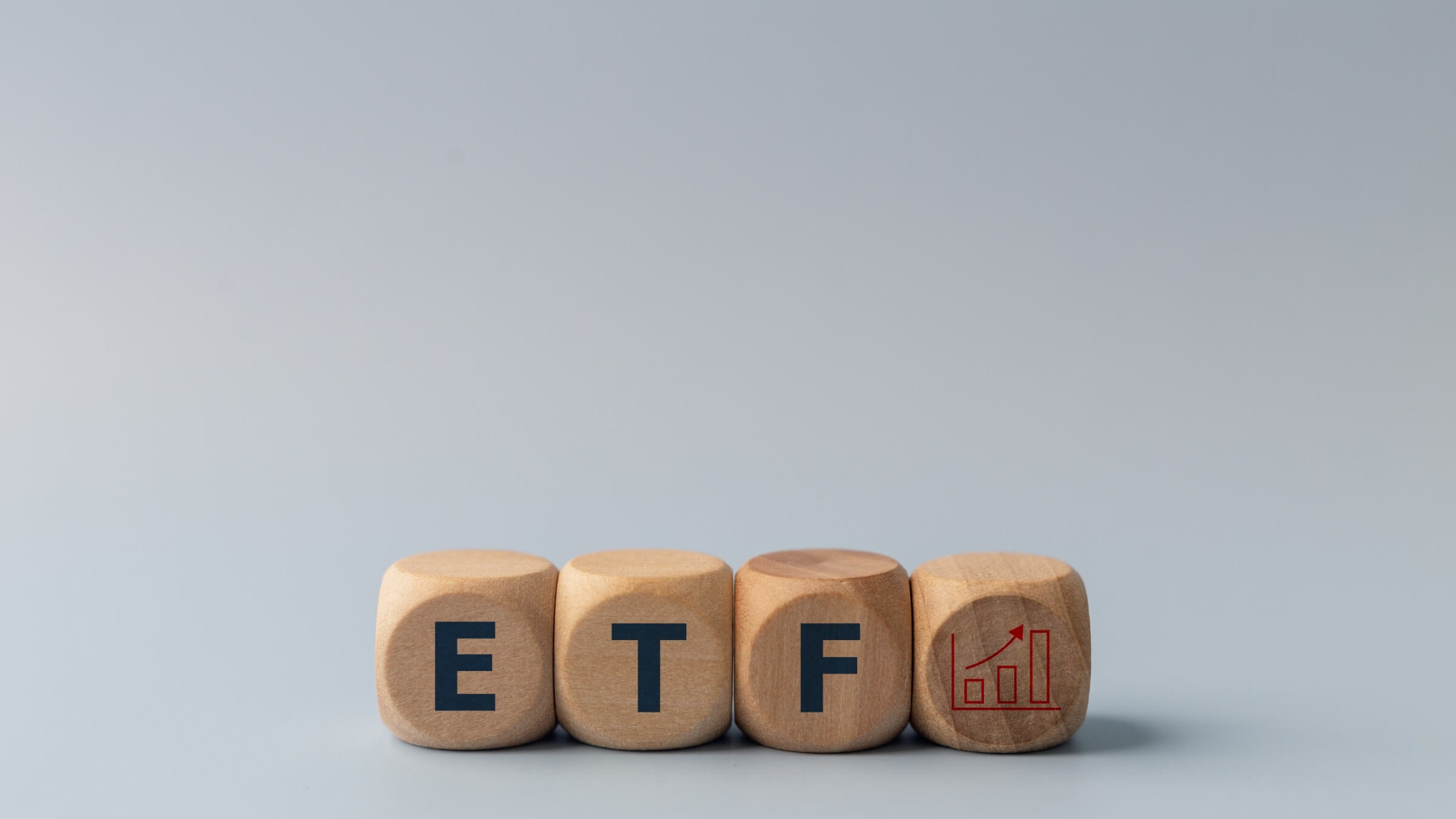 ETF-Investmentkonzept mit Holzblöcken und Diagramm