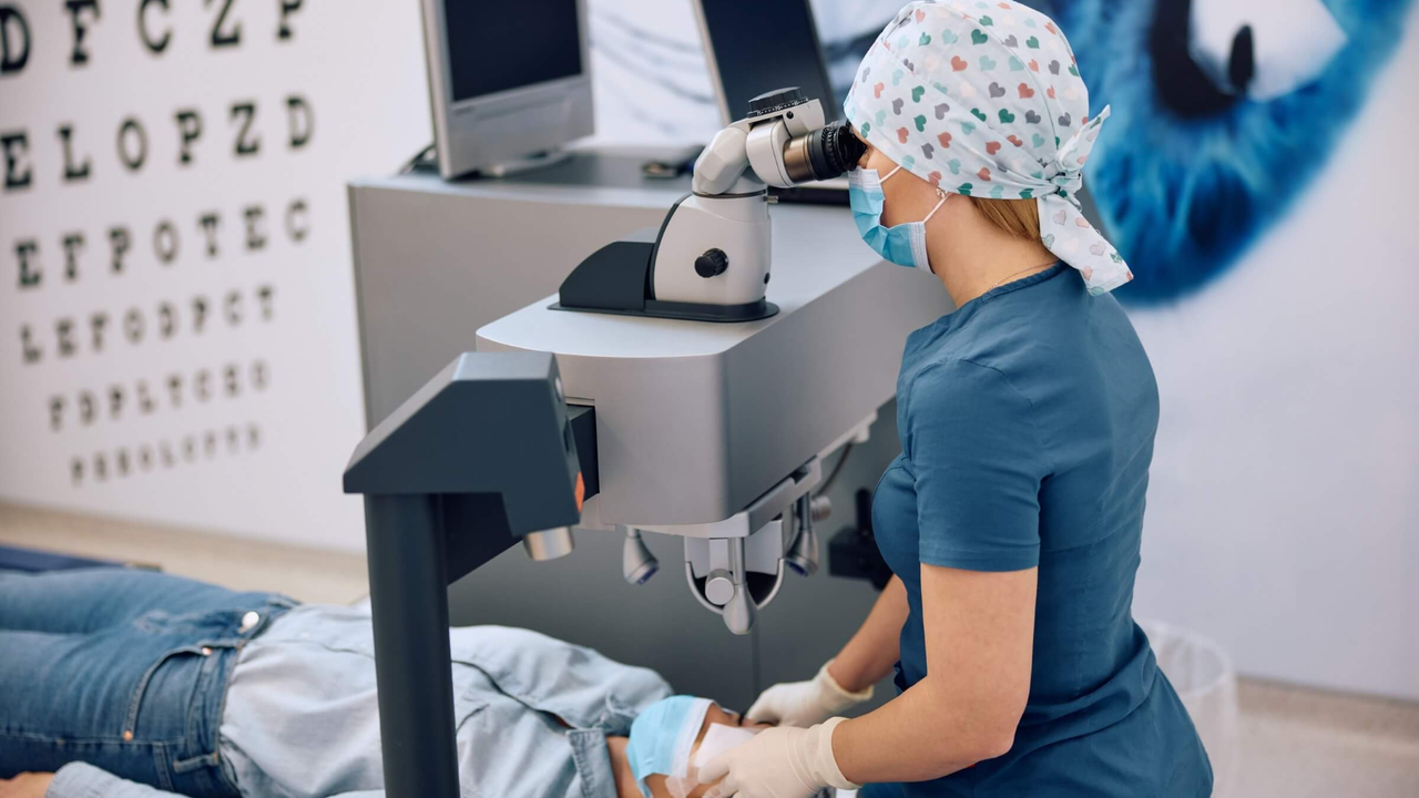 Augenspezialistin und ihre Patientin während einer Laserbehandlung