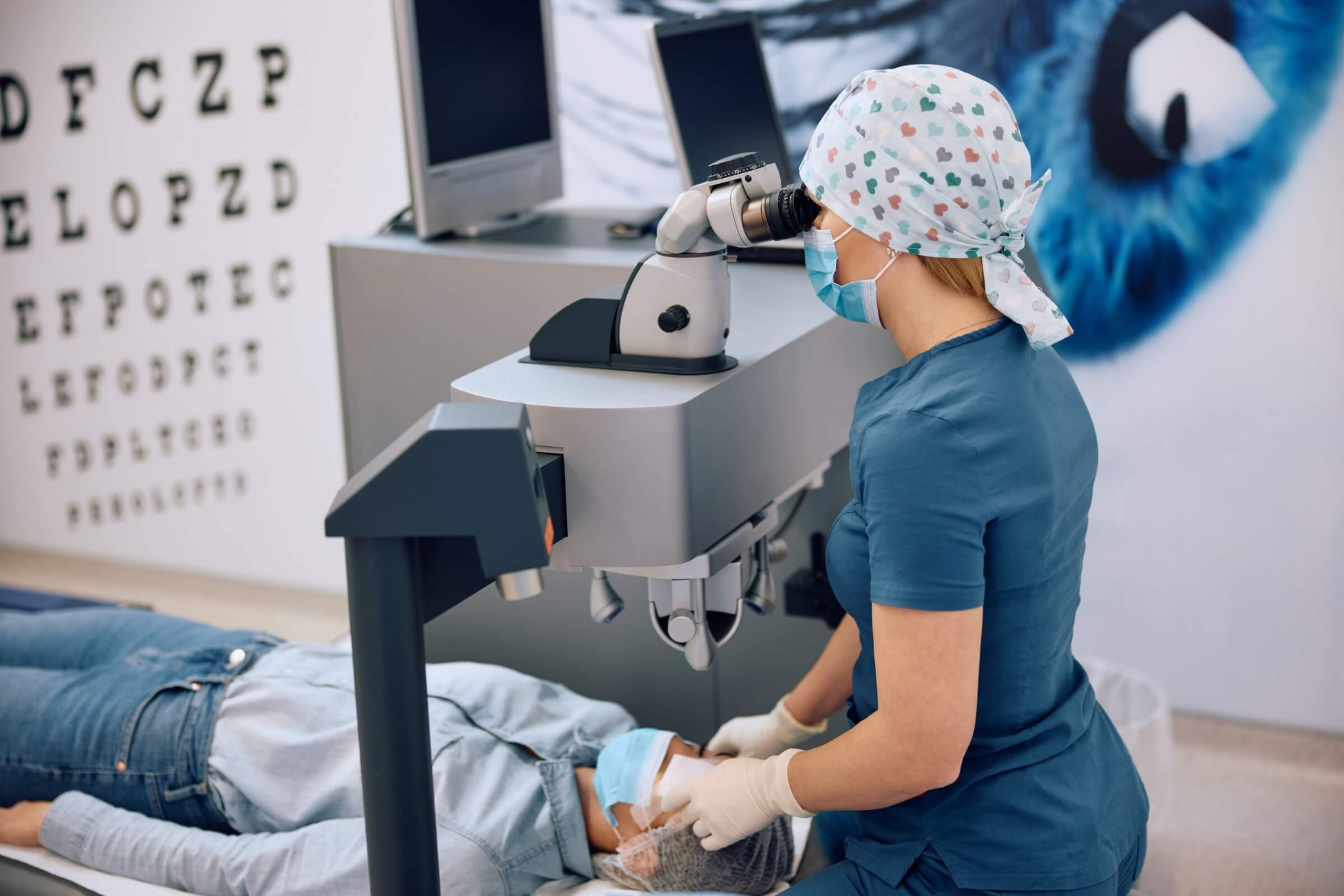 Augenspezialistin und ihre Patientin während einer Laserbehandlung