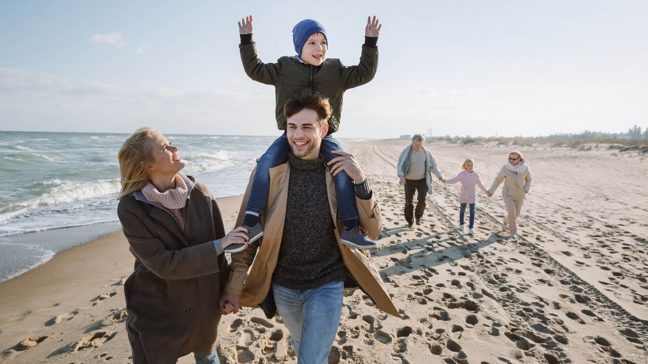 Familie geniesst einen Tag am Strand