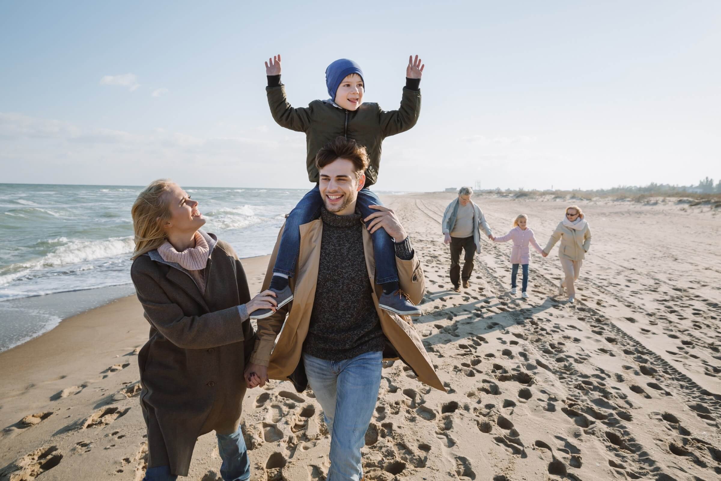 Familie geniesst einen Tag am Strand