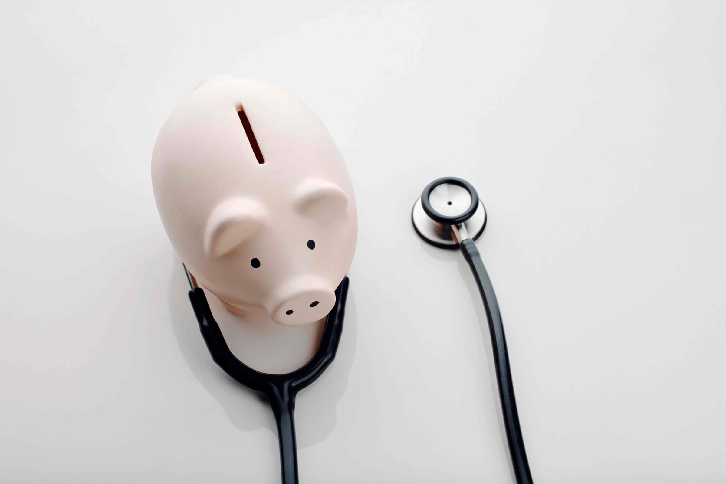 Gute Gesundheitsversorgung ist teuer – Aufnahme aus hoher Perspektive eine Sparschweins