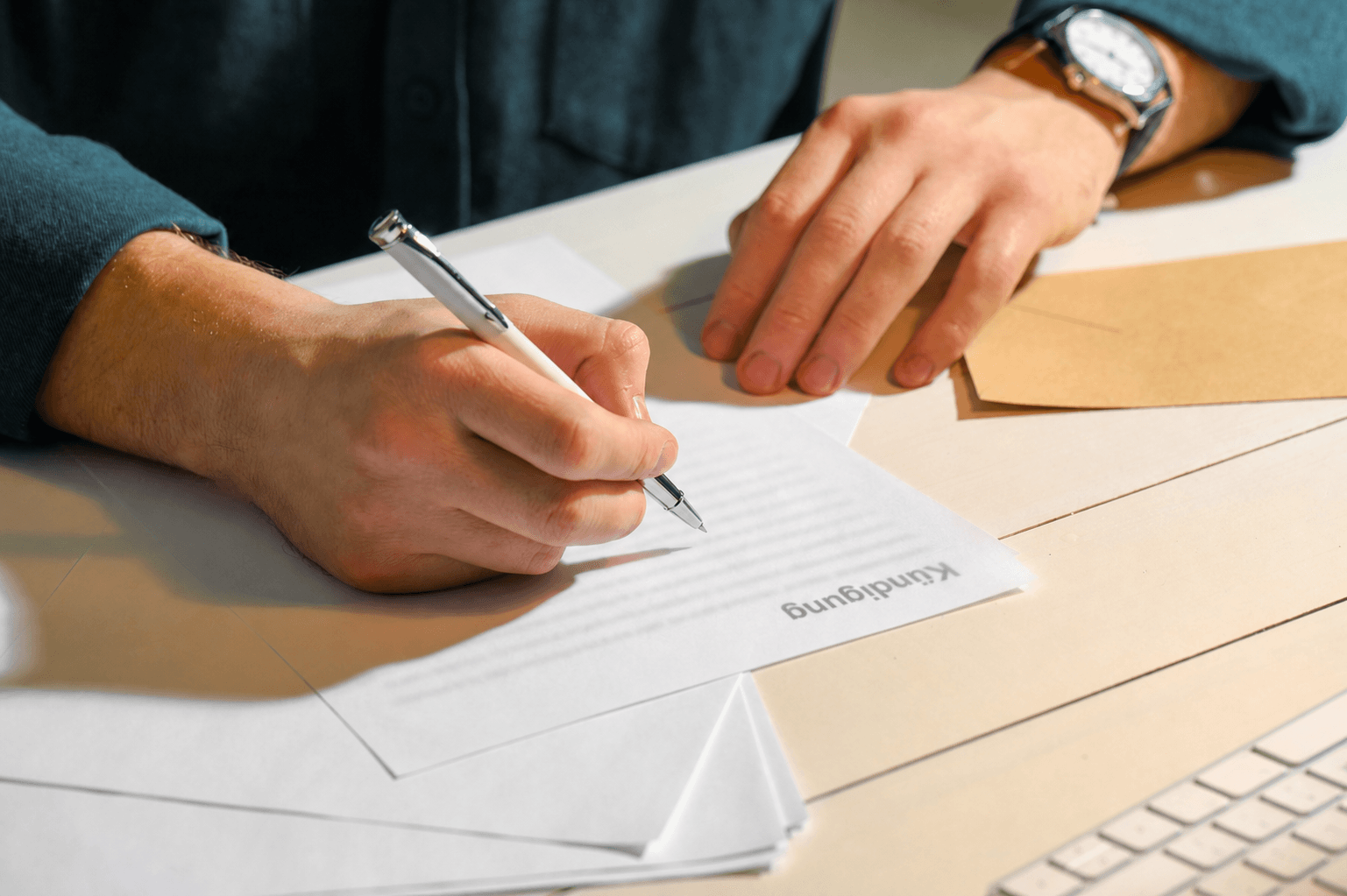 Hand mit stift und brief kündigung