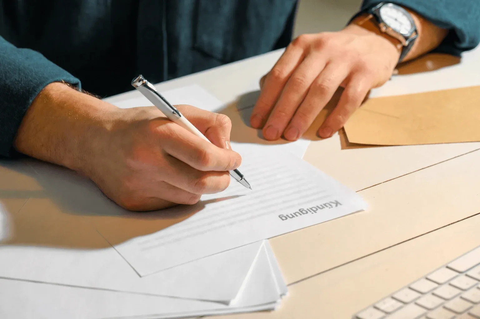 Hand mit stift und brief kündigung