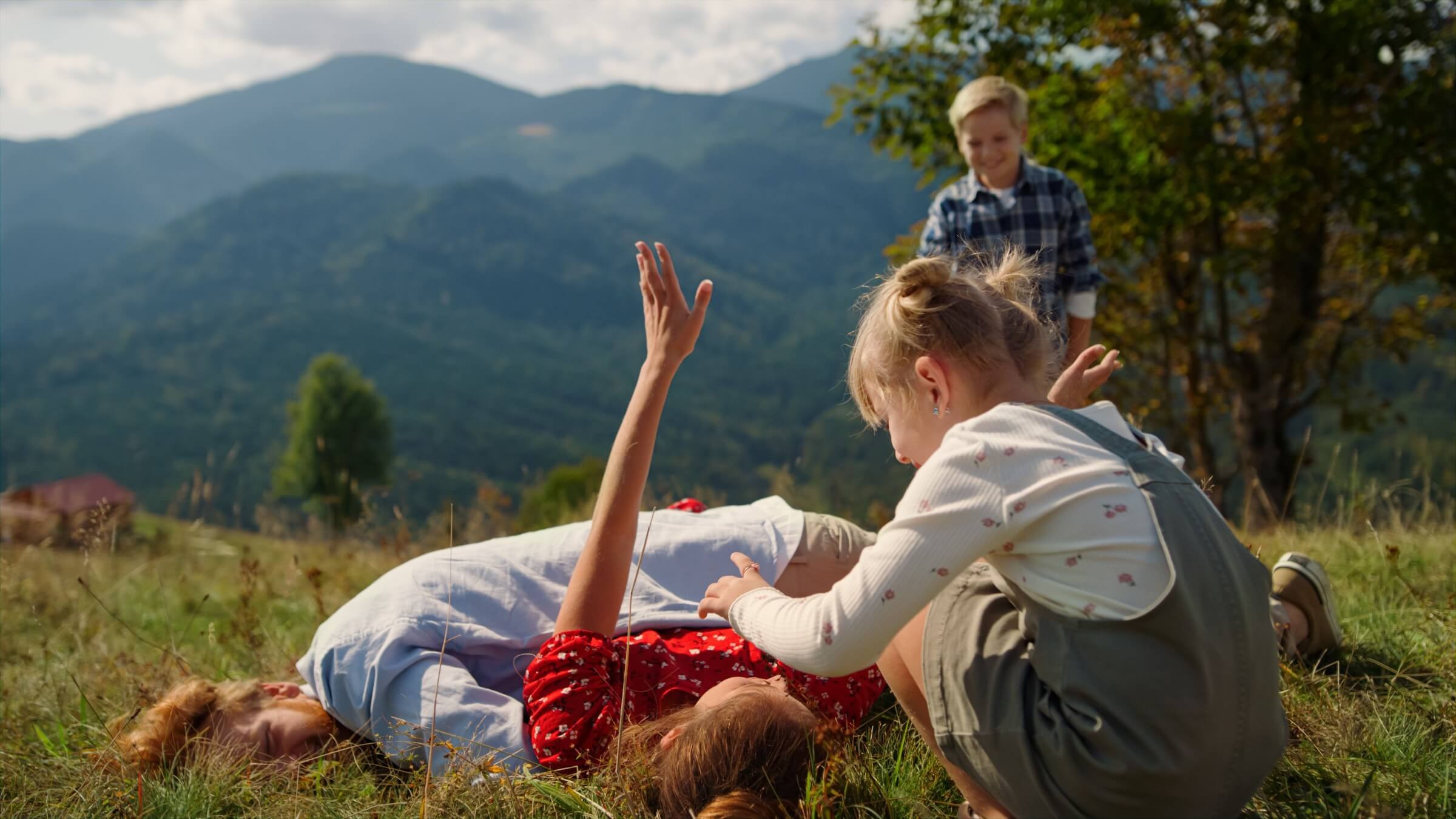 Glückliche Familie, die übereinander gestapelt ist, Nahaufnahme