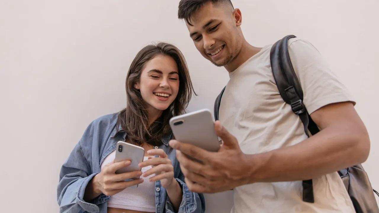 Junge Erwachsene nutzen im Freien ihre Smartphones