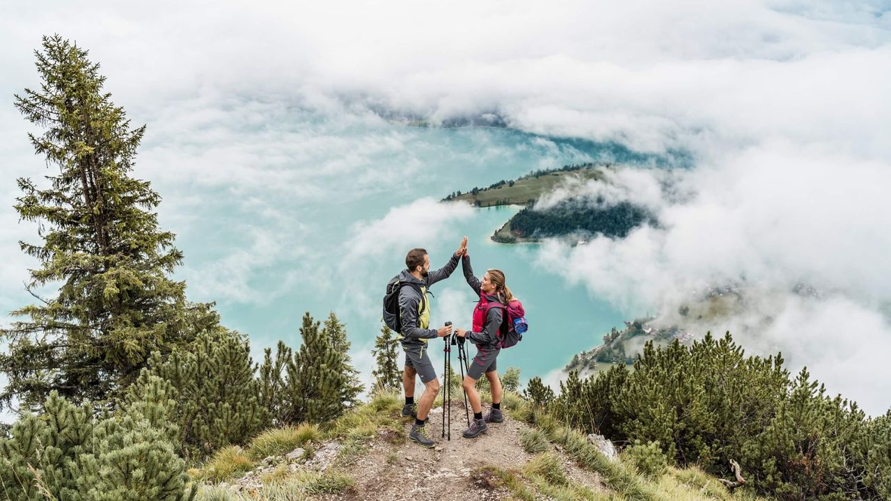 Glückliches junges Paar bei einer Wanderung in den Bergen