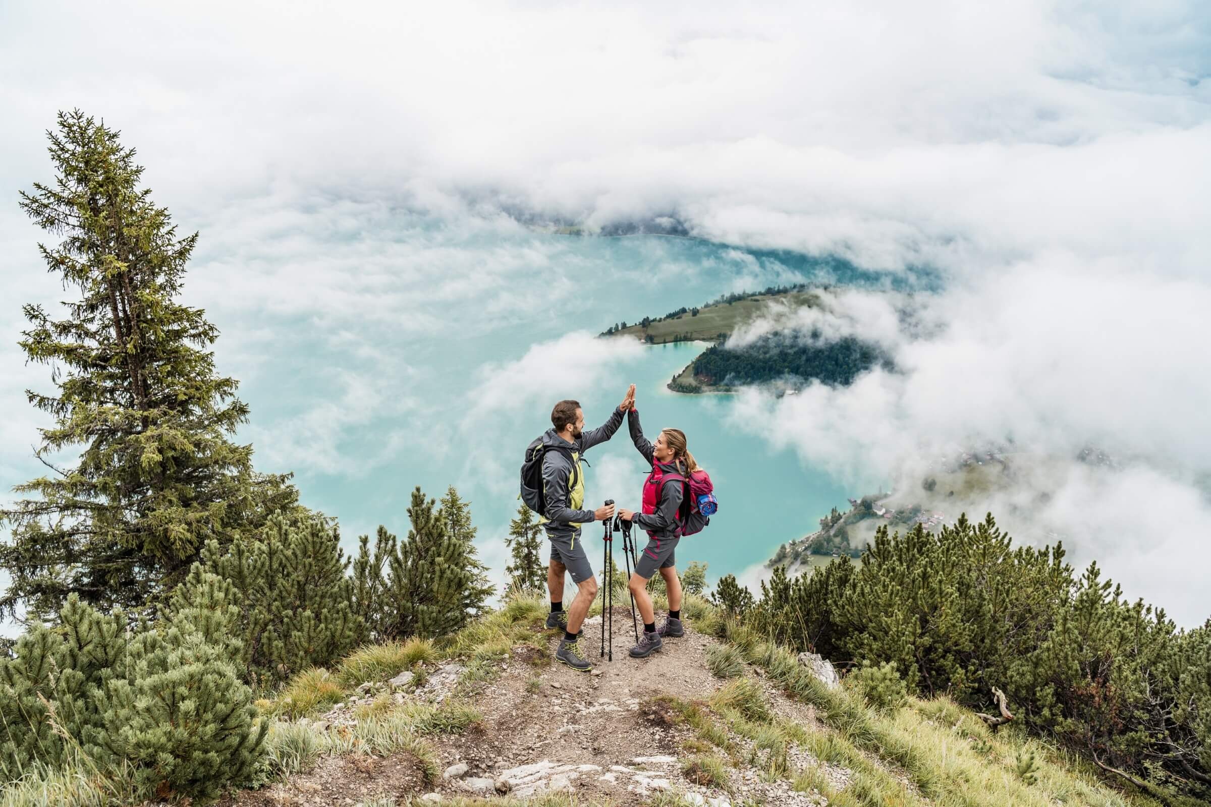 Glückliches junges Paar bei einer Wanderung in den Bergen