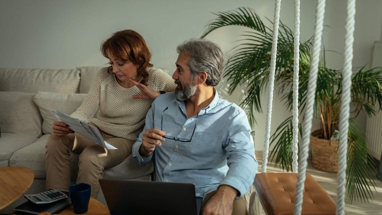 Mittelaltes Paar überprüft zuhause seine Finanzen