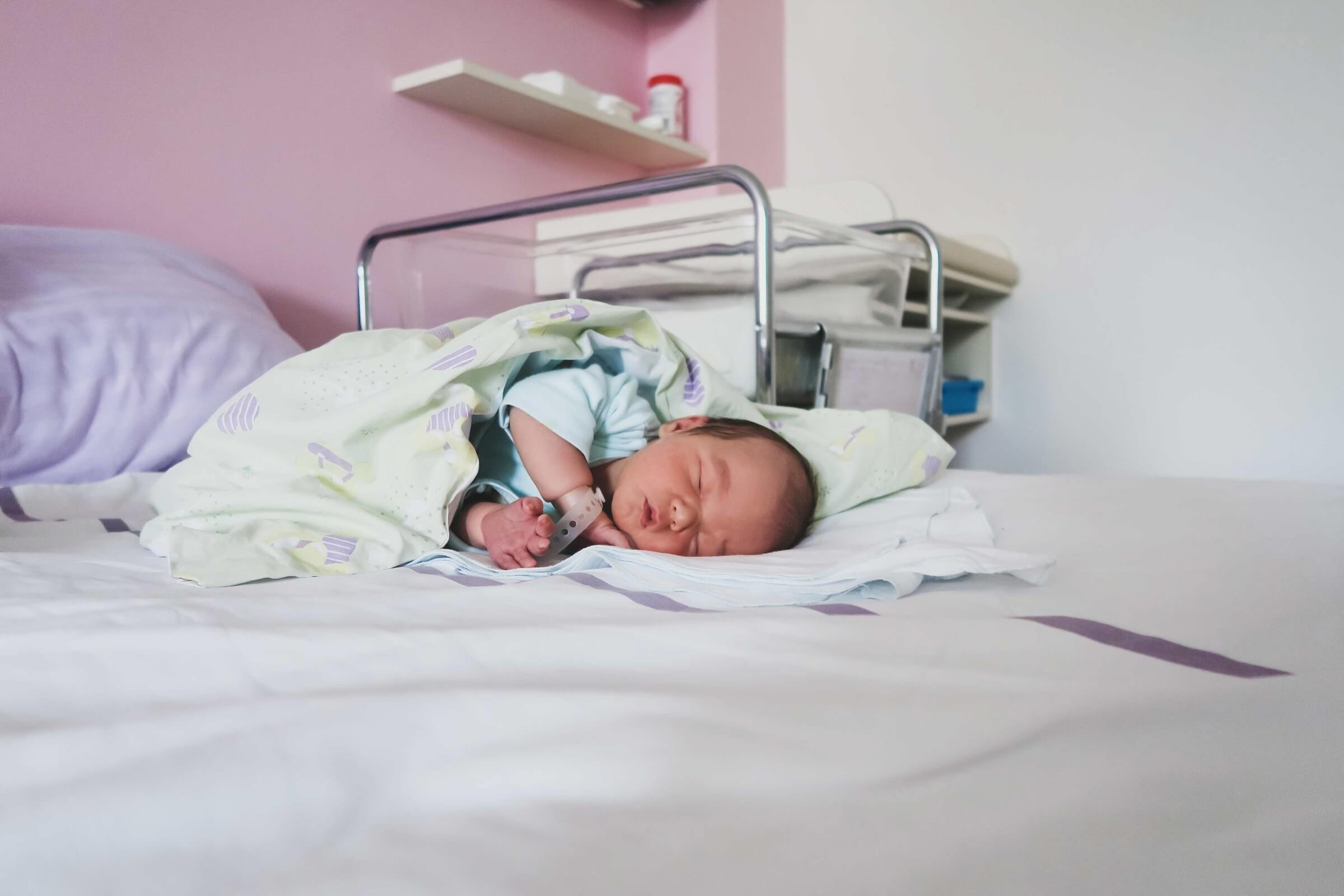 Neugeborenes Baby schläft friedlich in einem Krankenhauszimmer