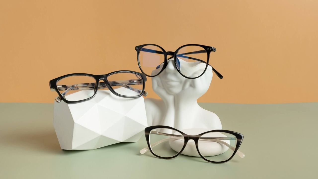 Gipskopf mit Brille vor farbigem Hintergrund