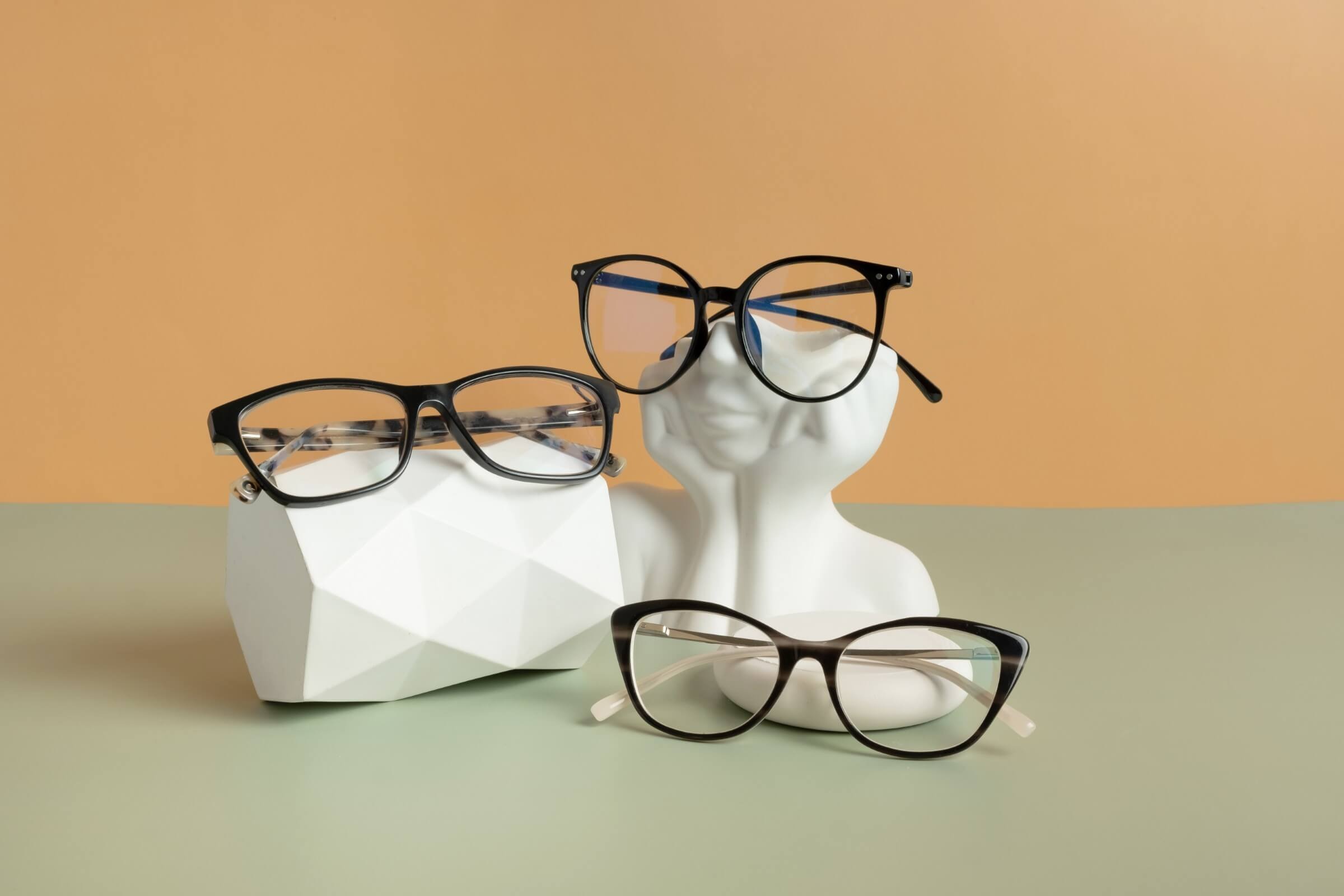 Gipskopf mit Brille vor farbigem Hintergrund