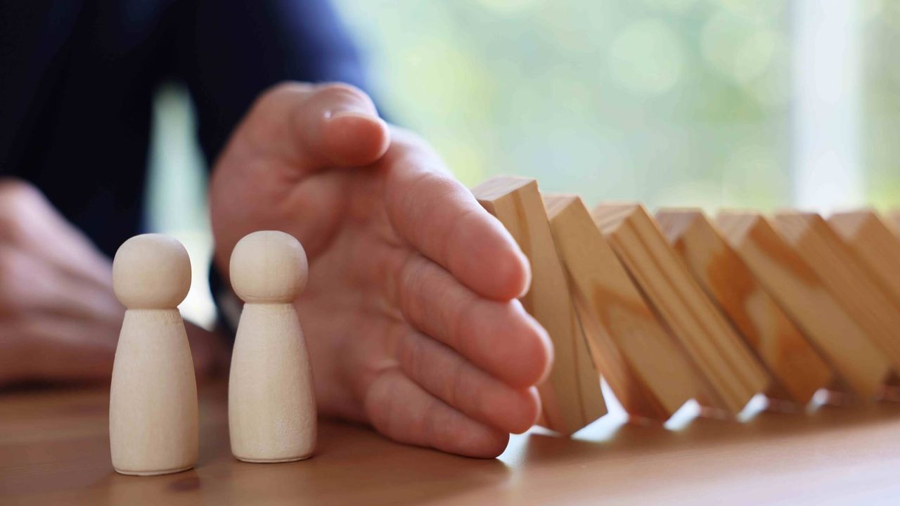 Risikomanagement-Konzept: Stoppen eines Dominoeffekts
