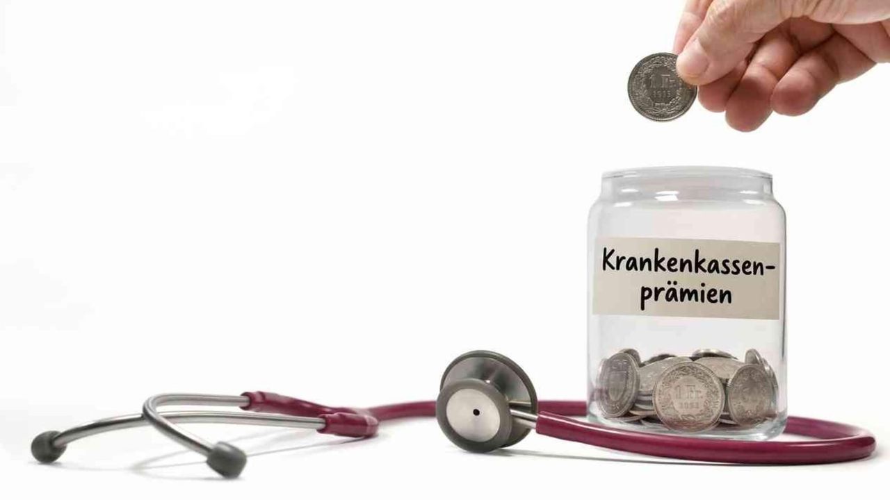 Münzen sparen für medizinische Ausgaben mit Stethoskop