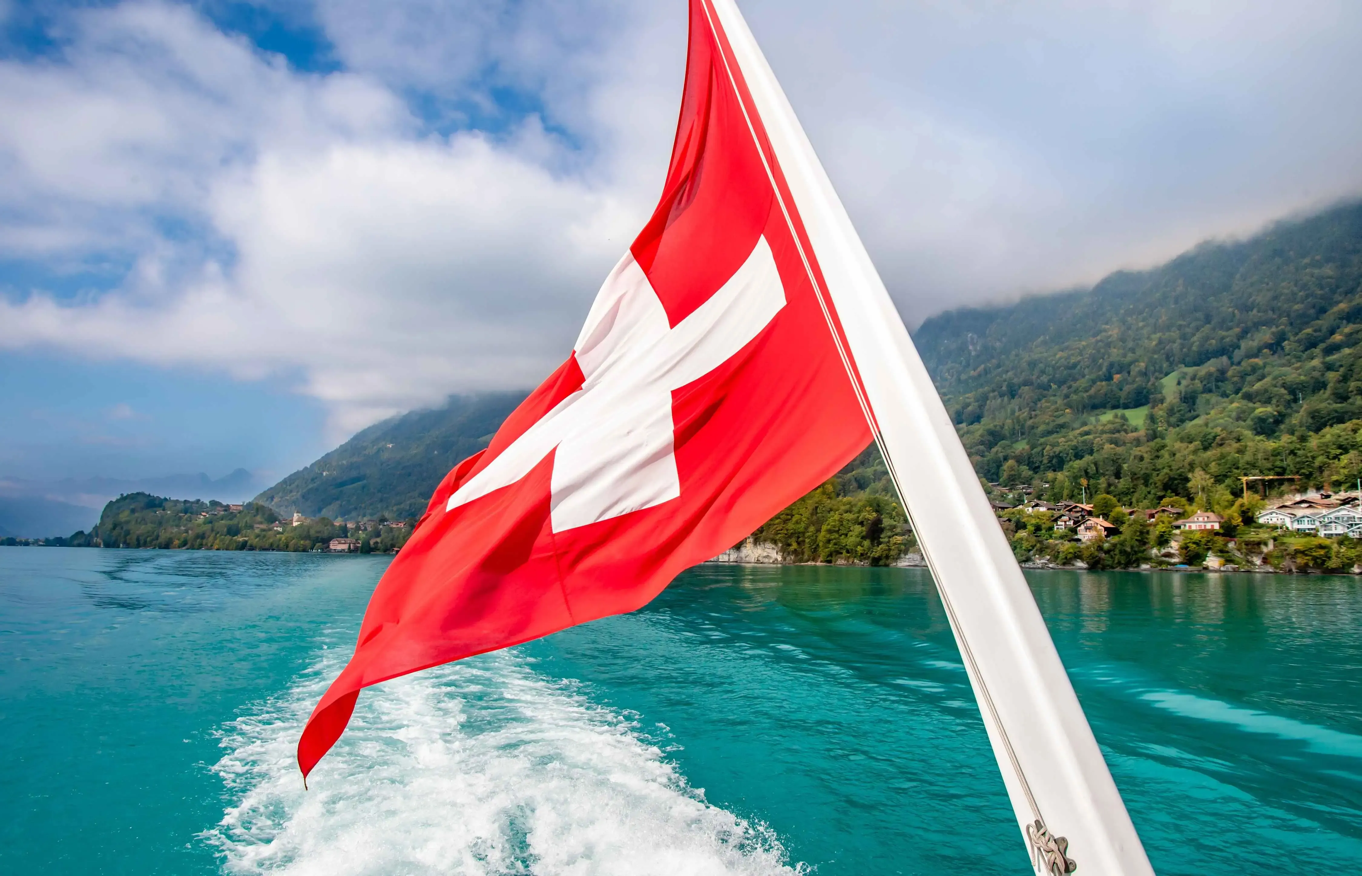 Malerischer Seeblick mit Schweizer Flagge auf einem Boot