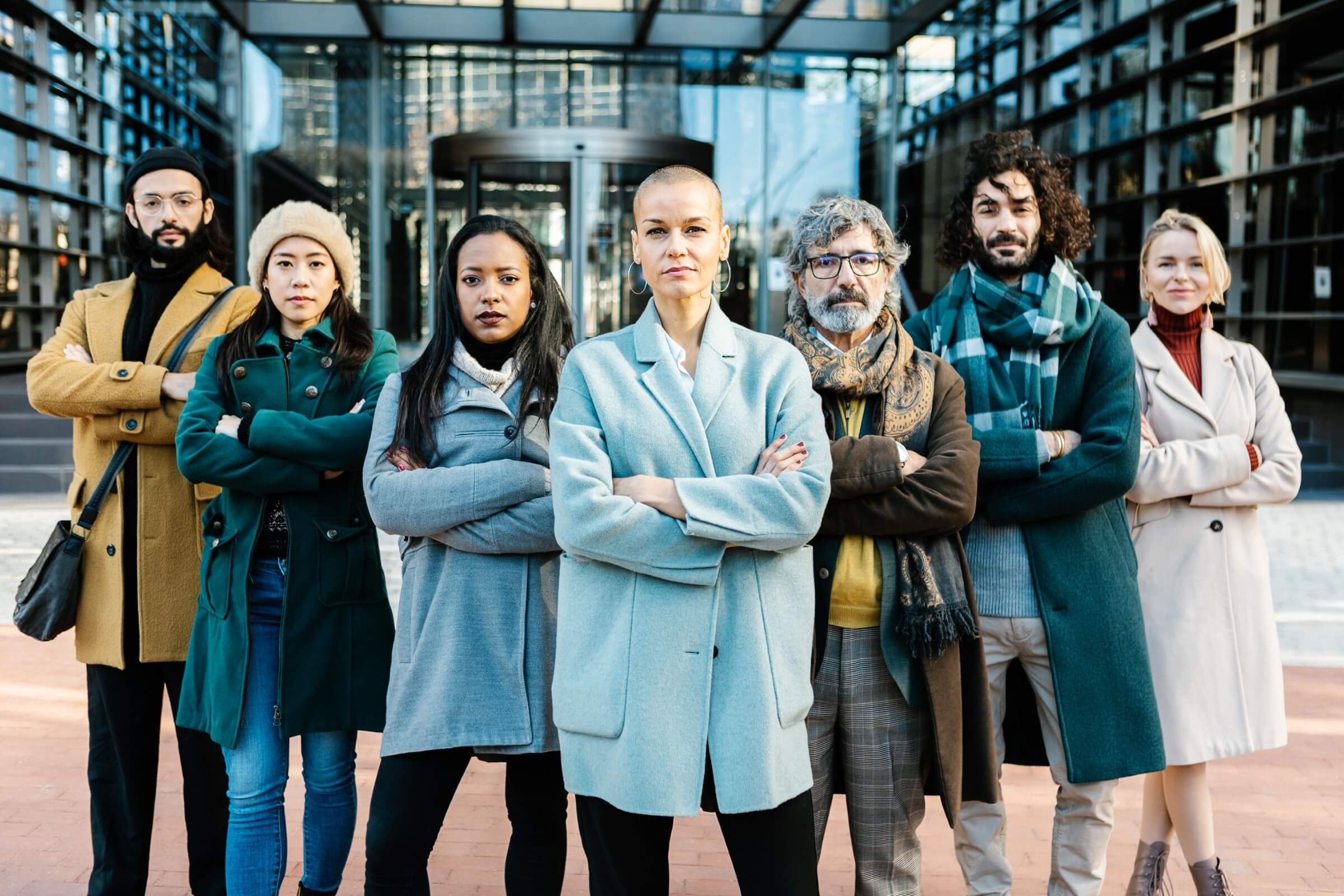 Ernste Fachkräfte stehen vor einem Bürogebäude