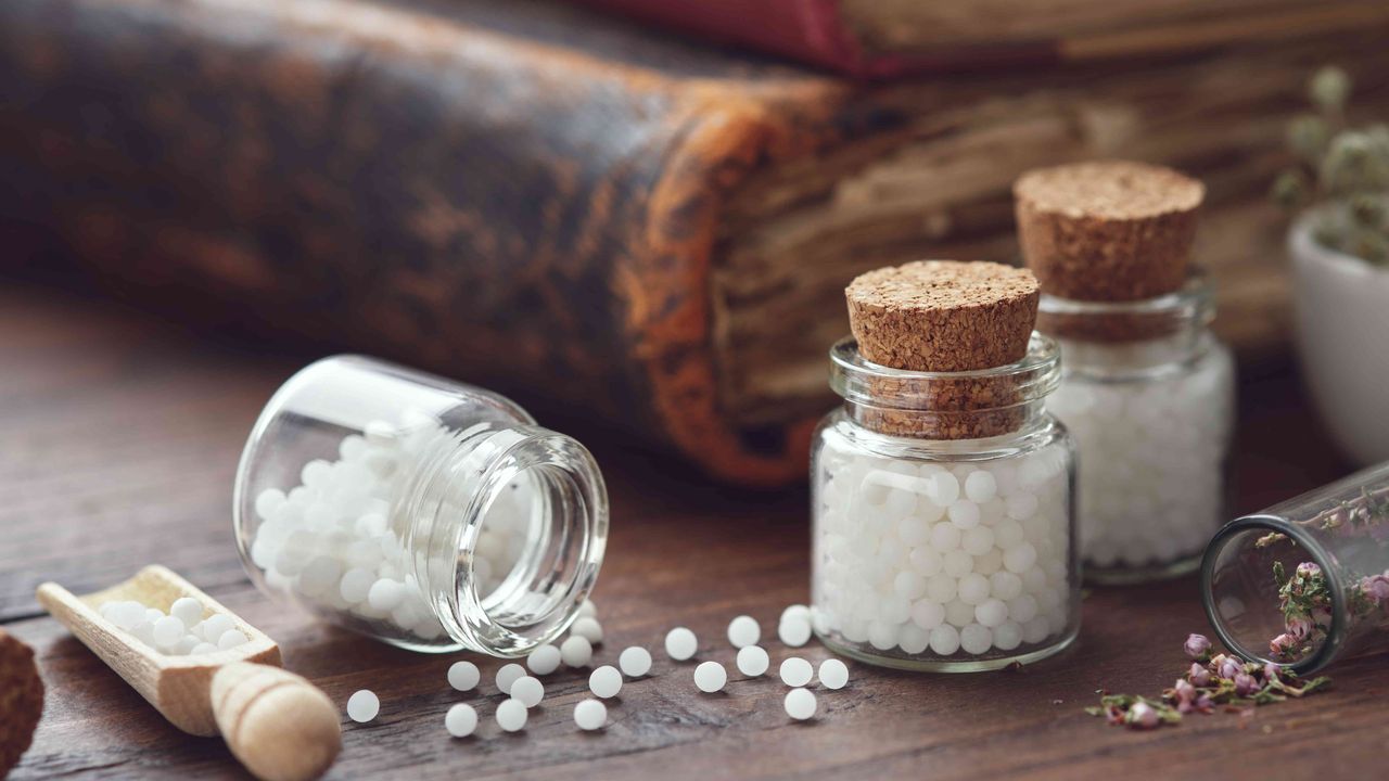 Stillleben homöopathischer Medizin mit pflanzlichen Heilmitteln