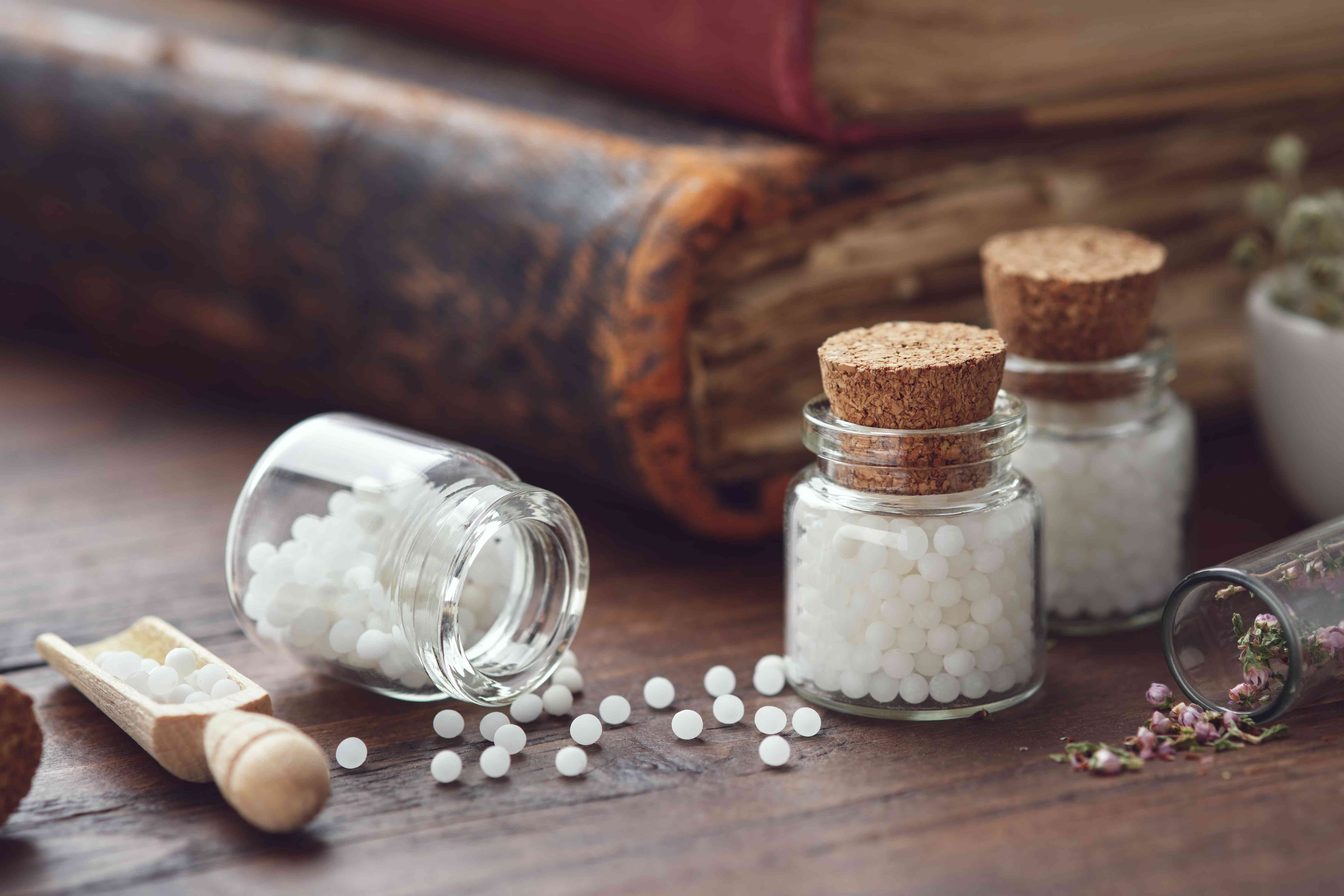 Stillleben homöopathischer Medizin mit pflanzlichen Heilmitteln