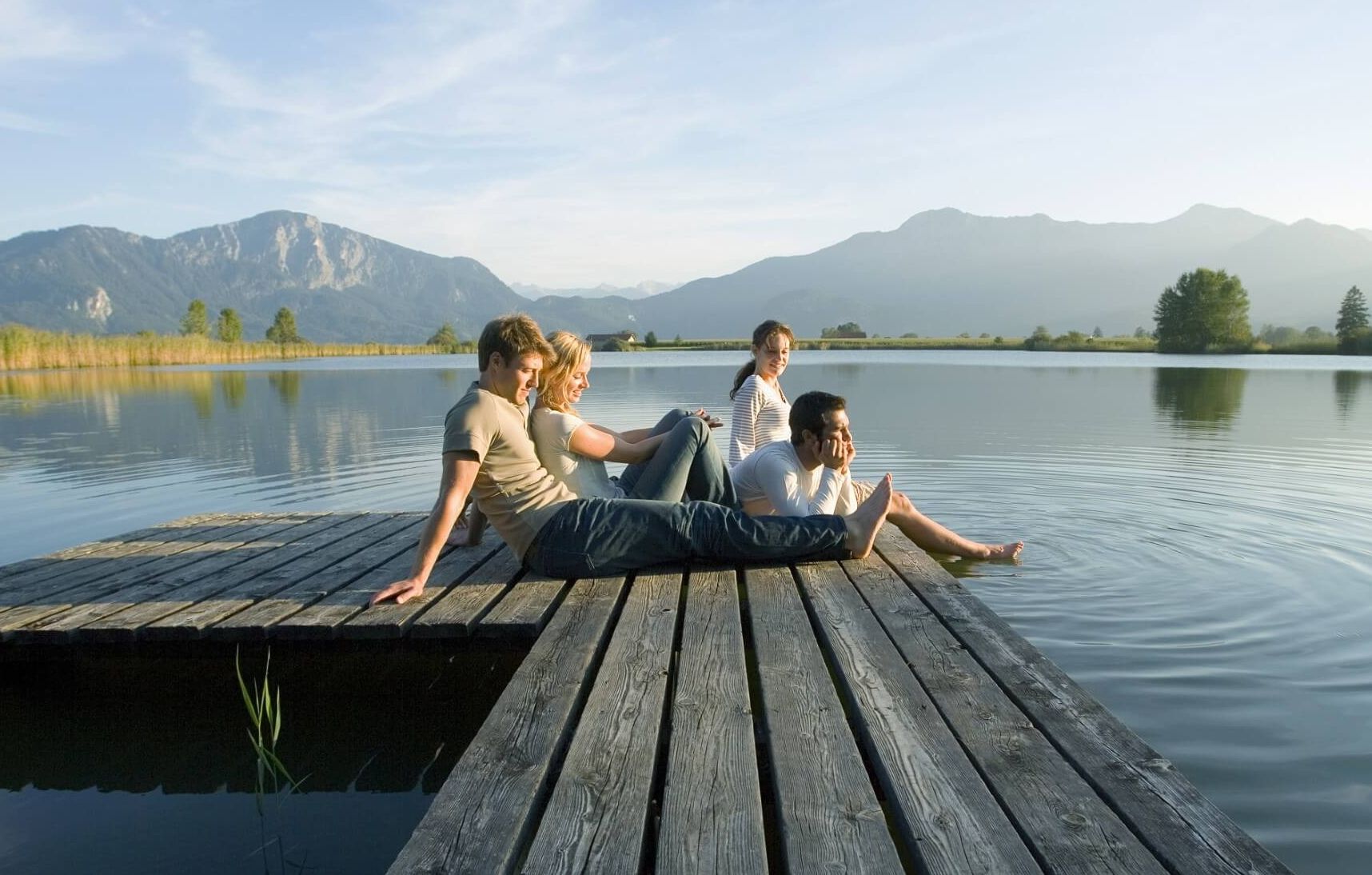 Zwei Paare entspannen sich auf einem Pier